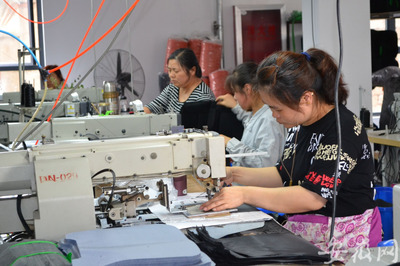 定遠“謀篇布局”助力扶貧攻堅，箱包銷售助10余萬人摘“貧困帽”