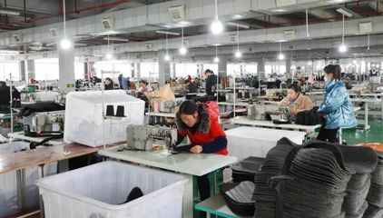 大龍新市民 就業有助、創業有路、致富有方的箱包加工新篇章